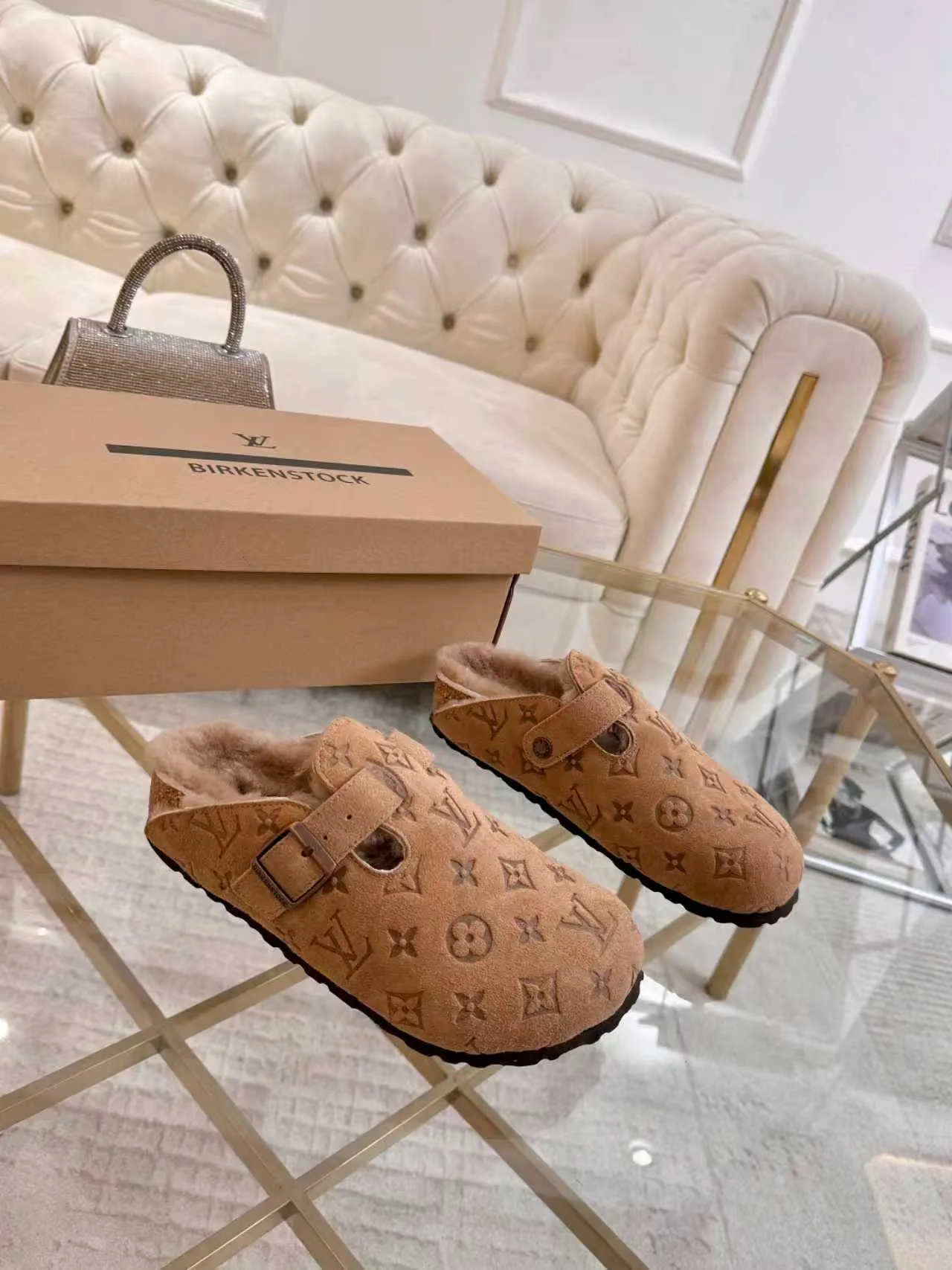 p600 ✨ LV wool slippers for couples｜Even the toes exude a sense of luxury ✨ We have achieved the ultimate restoration of the "high version" of this pair of LV classic Birkenstock slippers, with the mark of luxury in every detail. 👫 ▫️ Original jacquard with delicate cowhide leather, retro texture is at your fingertips; ▫️ 100% pure wool lining, wearing barefoot is like stepping on clouds, skin-friendly, breathable and not sweaty; ▫️ Three-dimensional toe cap + non-slip rubber sole, safe and secure when walking in the wind.  The belt buckle and presbyopia elements are embellished, revealing the aura of a big-name brand in a low-key manner. Whether it is on a date or out on the street, every step is like walking in the middle of a show.  Pair it with jeans for a lazy and casual look; with a coat and skirt, it will look elegant. With one pair of shoes, you can easily switch between multiple styles, and you never have to be deliberate about the sense of luxury.  #LVcouples #high-endwear #lightluxurylife #quality recommendation Fabric: classic presbyopia/imported sheepskin/classic jacquard fabric Lining: imported wool lining Sole: original rubber sole Size: Female 35-41 Male 38-46